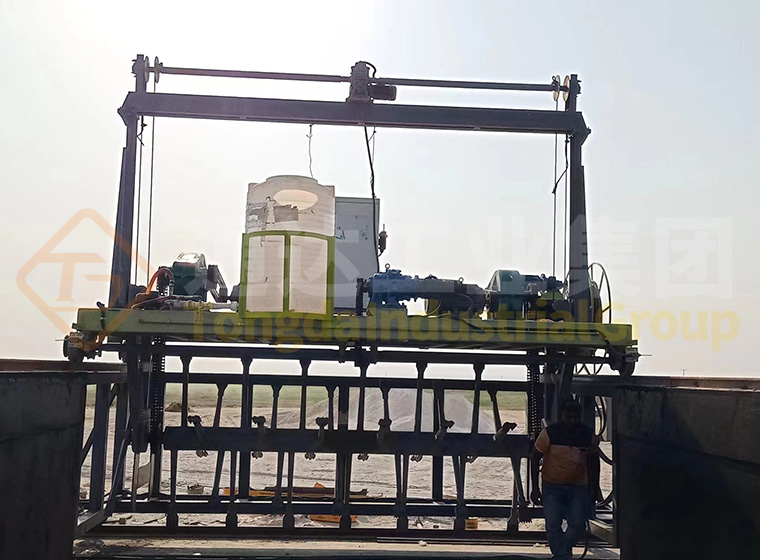 河南南陽槽式翻拋機(jī)4015機(jī)械升降翻拋機(jī)發(fā)貨